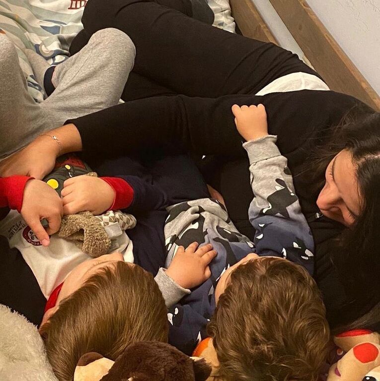 Νίκη Κεραμέως: Έτσι περνά με τους γιους της στην καραντίνα (pics)