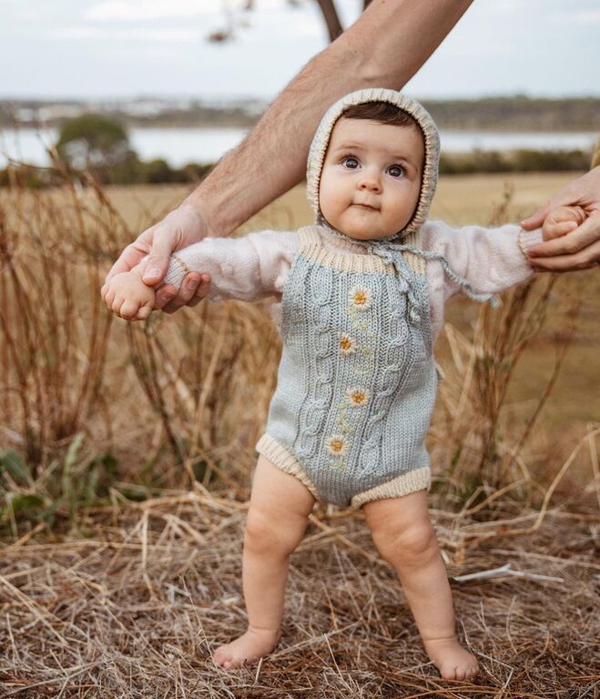 Μαμά ντύνει το μωρό της με τα πιο απίθανα ρούχα και το φωτογραφίζει