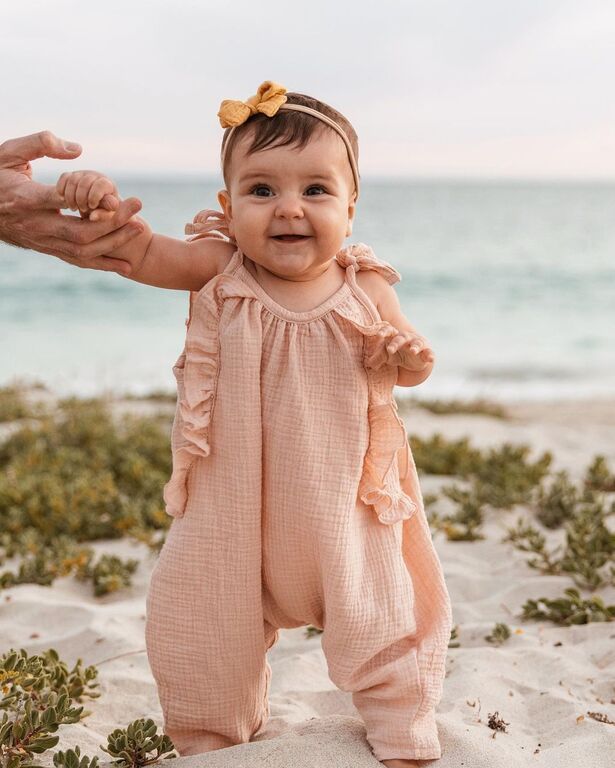 Μαμά ντύνει το μωρό της με τα πιο απίθανα ρούχα και το φωτογραφίζει