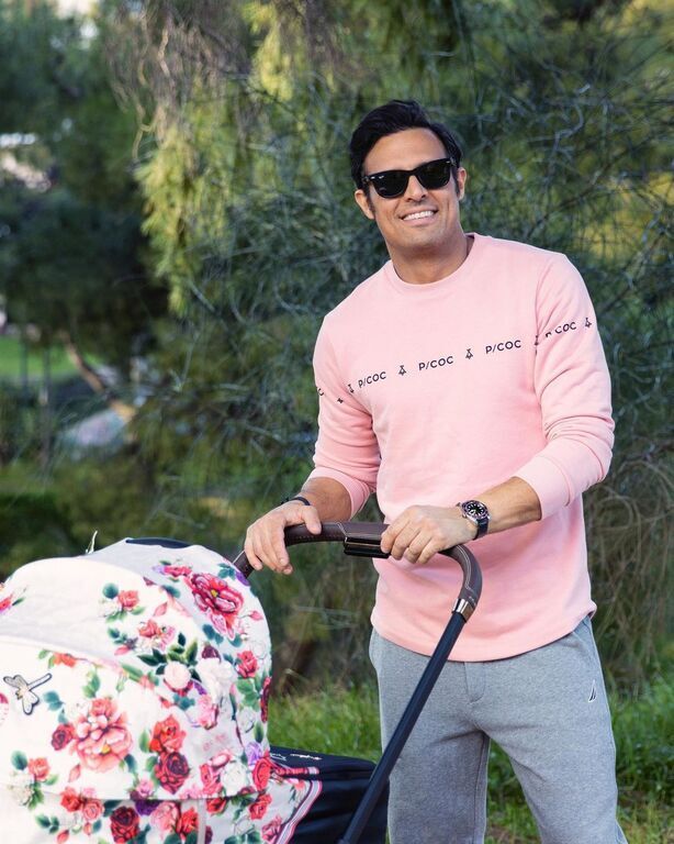 Σάββας Πούμπουρας: Στολίζει το δέντρο με την κόρη του Κύνθια 