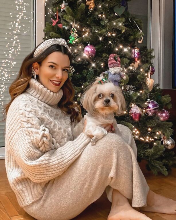 Πλεκτή φόρμα γυμναστικής (τύπου μάλλινη) με πουλόβερ φαρδύ και χουχουλιάρικο.
bonus οι κάλτσες της Νικολέττας Ράλλη