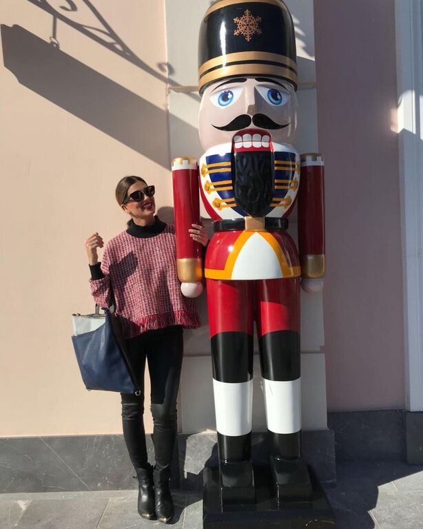 Μαύρο τζιν παντελόνι με μπότες και loose crop πουλόβερ