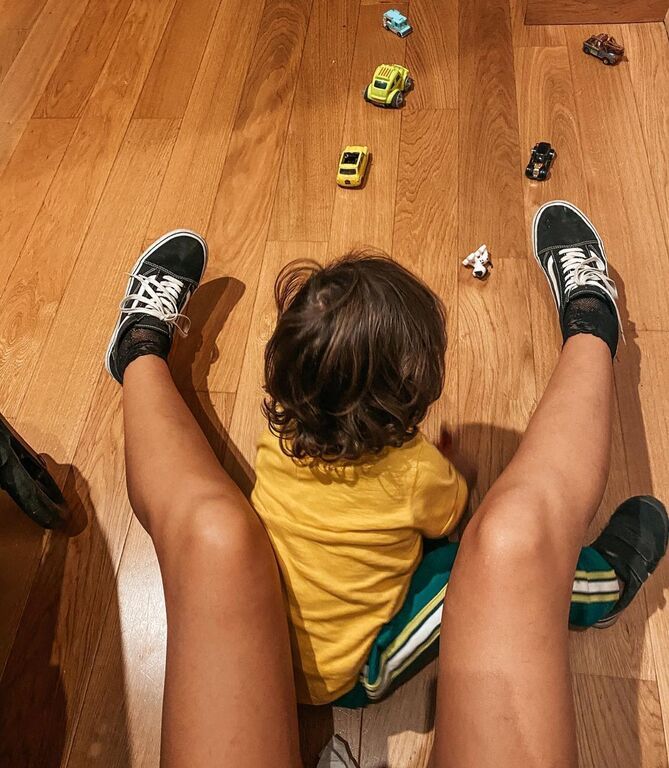 Κατερίνα Παπουτσάκη: Στόλισε και ο γιος της έβαλε το αστέρι στο δέντρο 