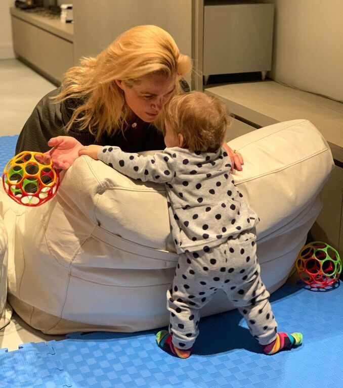 Τζένη Μπότση: Δείτε την μικρή Αλίκη να παίζει με τα παιχνίδια της μαμάς