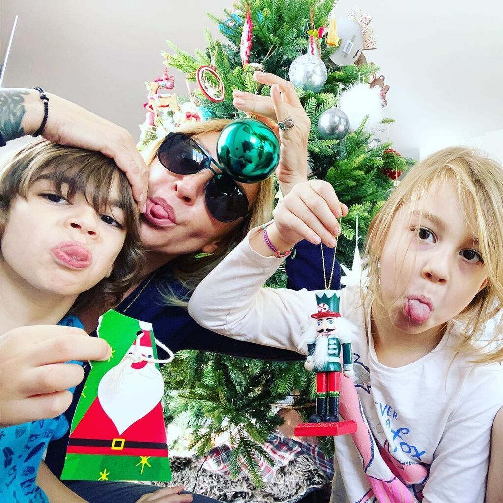 Ρούλα Ρέβη: Τα δίδυμα κάνουν ποδήλατο κι εκείνη τα βιντεοσκοπεί (pics&vid)