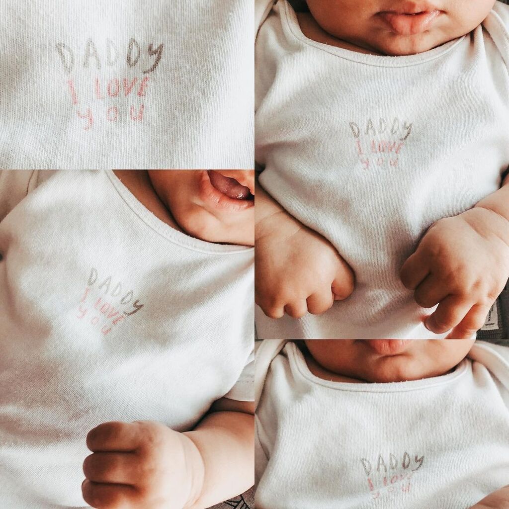 Ποια είναι η μπέμπα που παίζει με τα ρούχα της διάσημης μαμάς της;