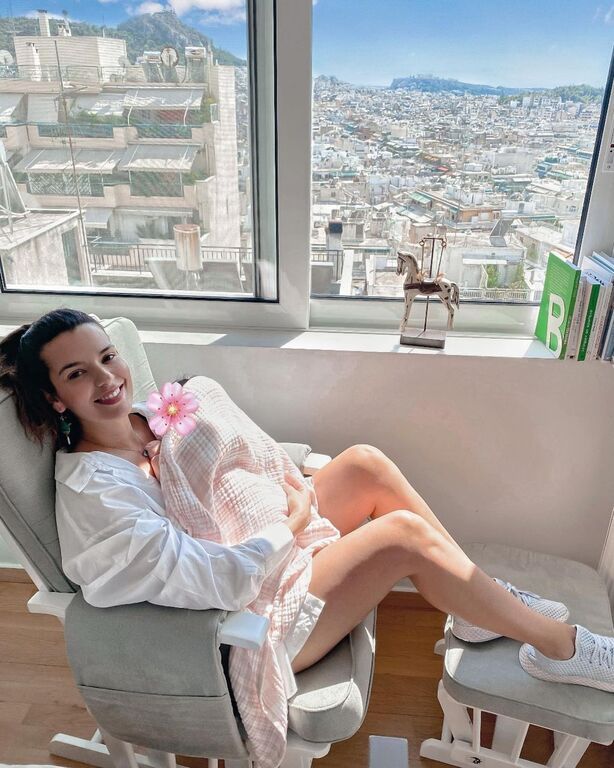 Νικολέττα Ράλλη: Ποζάρει με την μπέμπα της μπροστά από το στολισμένο δέντρο