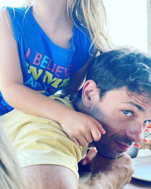 Ρούλα Ρέβη: Τα δίδυμα κάνουν ποδήλατο κι εκείνη τα βιντεοσκοπεί (pics&vid)