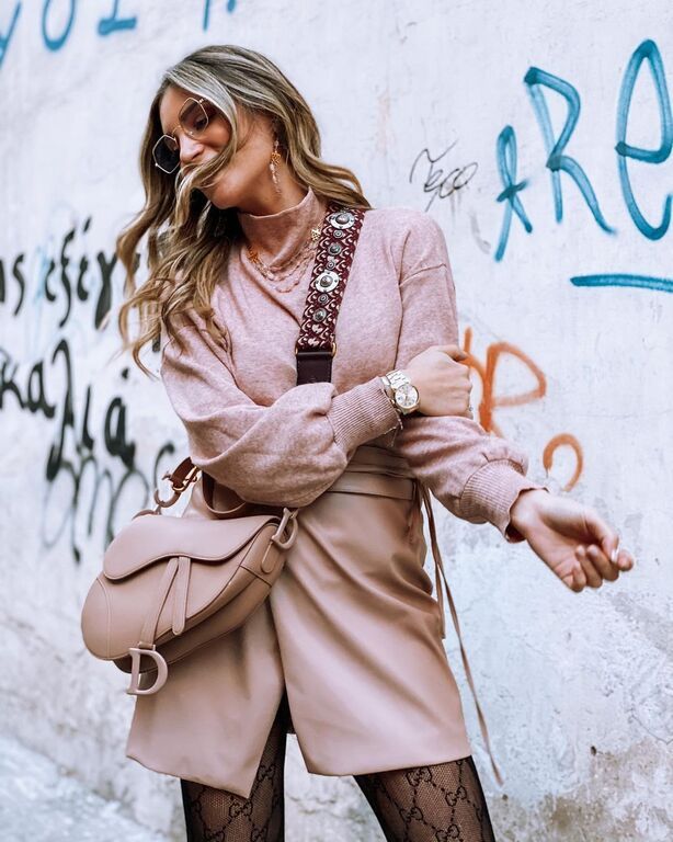 Φόρεσε το χειμερινό σου σορτς με καλσόν  και πουλόβερ, όπως η Αθηνά Οικονομάκου