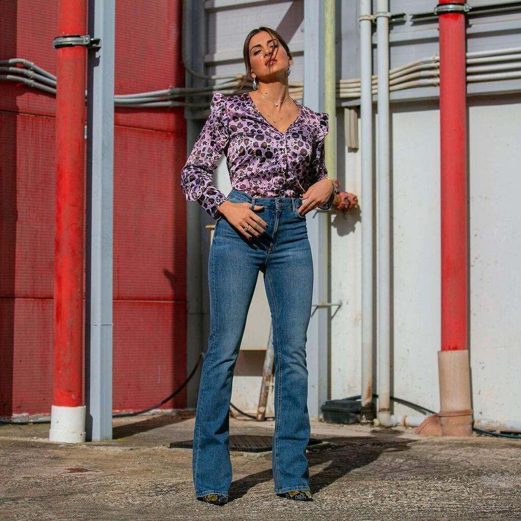 Ένα jean καμπάνα για να αποφύγεις την skinny γραμμή, όπως η Σταματίνα Τσιμτσιλή