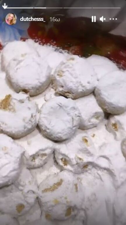 Η Δούκισσα Νομικού έφτιαξε κλασικούς κουραμπιέδες...