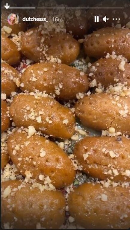 ... αλλά και μελομακάρονα.