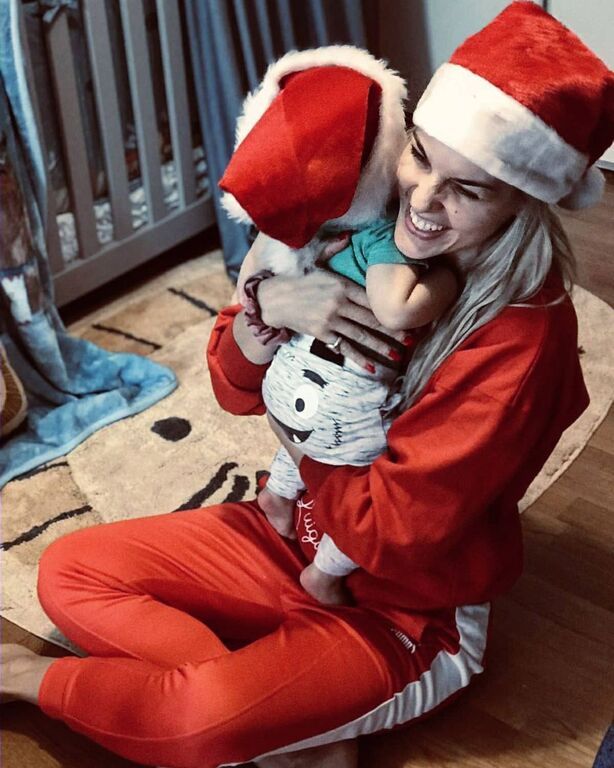 Μαντώ Γαστεράτου: Αγκαλιά με τον γιο της μπροστά στο στολισμένο δέντρο