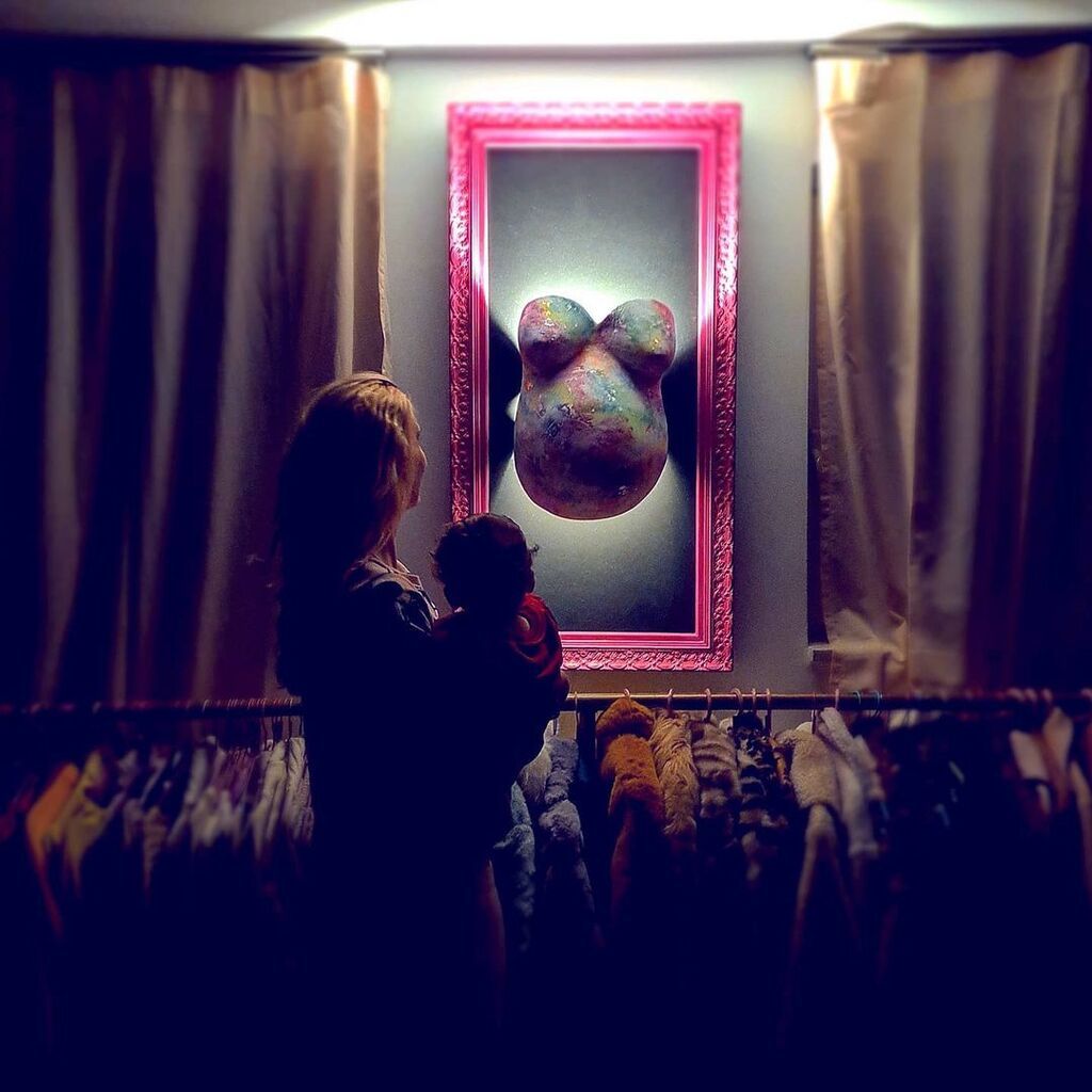 Μαντώ Γαστεράτου: Αγκαλιά με τον γιο της μπροστά στο στολισμένο δέντρο