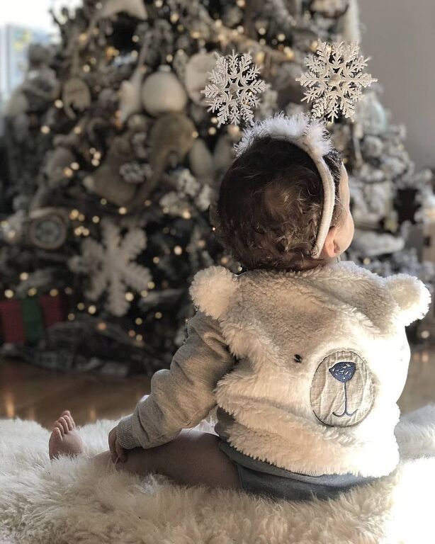 Μαντώ Γαστεράτου: Αγκαλιά με τον γιο της μπροστά στο στολισμένο δέντρο