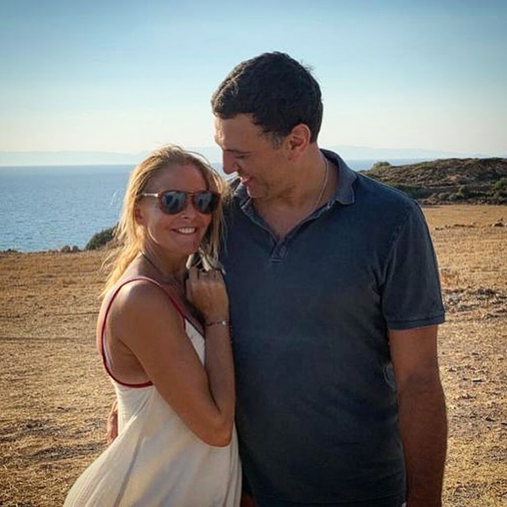 Μπαλατσινού - Κικίλιας: Με αυτή τη φωτογραφία ο υπουργός Υγείας έκανε γνωστή την εγκυμοσύνη της γυναίκας του η οποία γέννησε ανήμερα των Χριστουγέννων. 