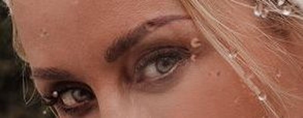 Ποια είναι;