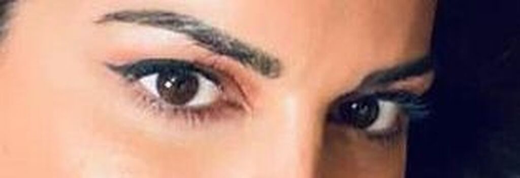 Ποια είναι;