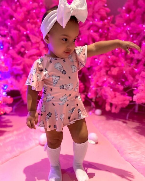 Αυτή η μπέμπα έχει ενθουσιάσει το διαδίκτυο με το στιλ της (pics) 