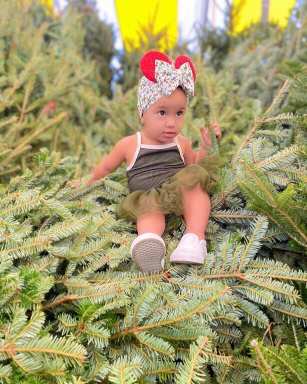 Αυτή η μπέμπα έχει ενθουσιάσει το διαδίκτυο με το στιλ της (pics) 