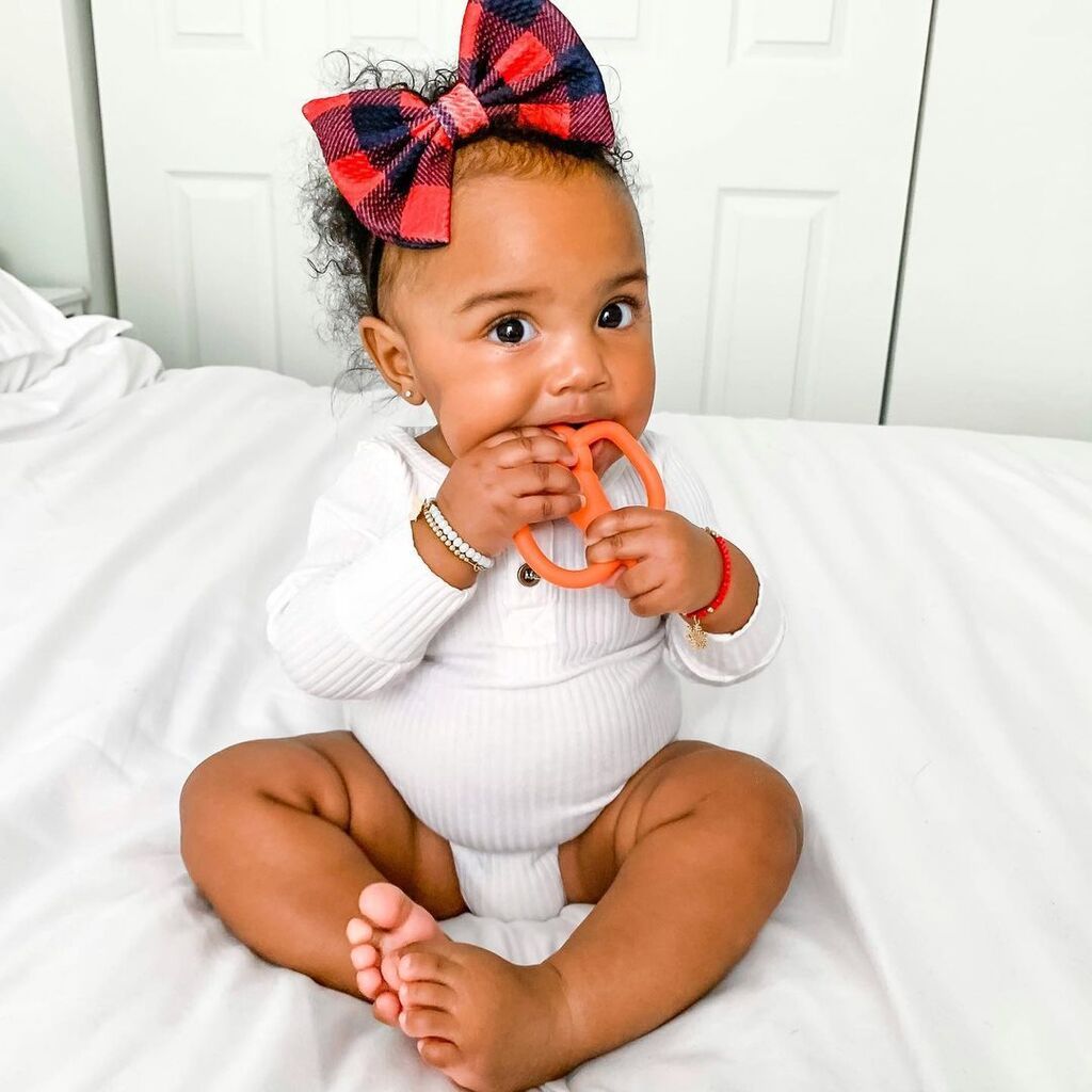 Αυτή η μπέμπα έχει αδυναμία στις κορδέλες και είναι αξιολάτρευτη (pics)