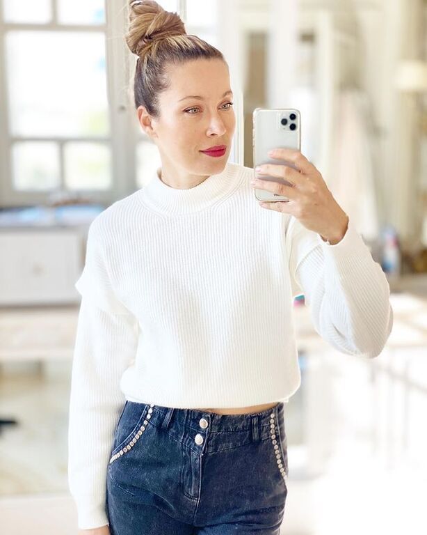 Ένα crop πουλόβερ με ψηλόμεσο τζιν παντελόνι. Φυσικά και λίγο κόκκινο κραγιόν για να ανέβει η ψυχολογία σου, όπως ακριβώς έκανε και η Μαριέττα Χρουσαλά