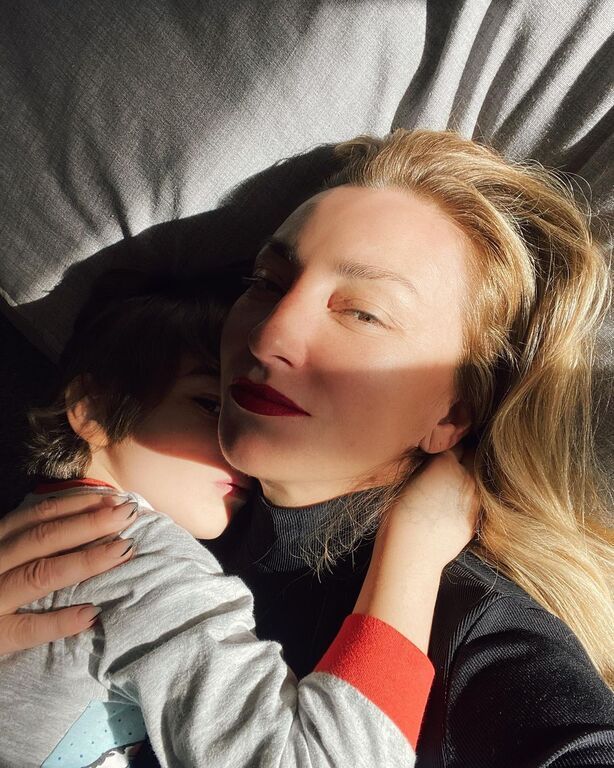 Ρούλα Ρέβη: Τη ρωτάνε αν είναι δύσκολη η ζωή με δίδυμα και απαντά ειλικρινά