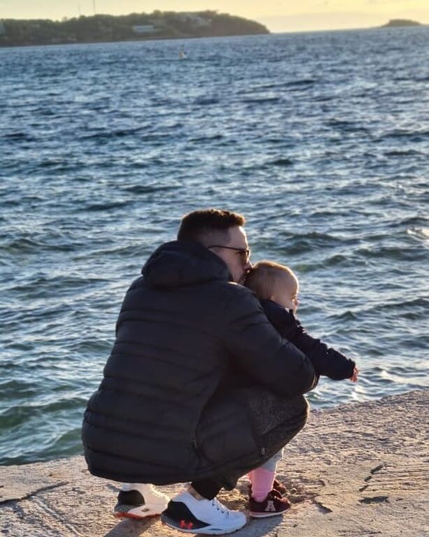 Λευτέρης Πετρούνιας: Βόλτα στη θάλασσα με την κόρη του, Σοφία 