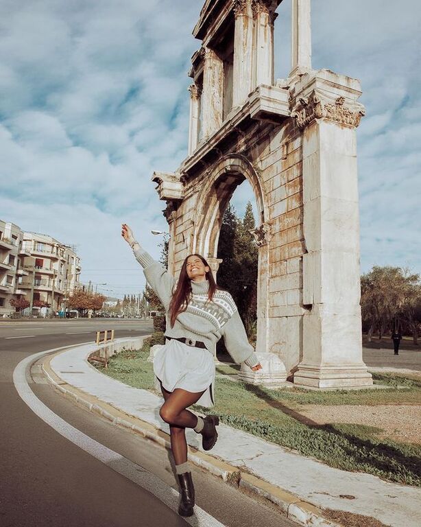 Φόρεσε ένα shirt dress και από πάνω το αγαπημένο σου πουλόβερ, όπως η εγκυμονούσα Χριστίνα Μπόμπα