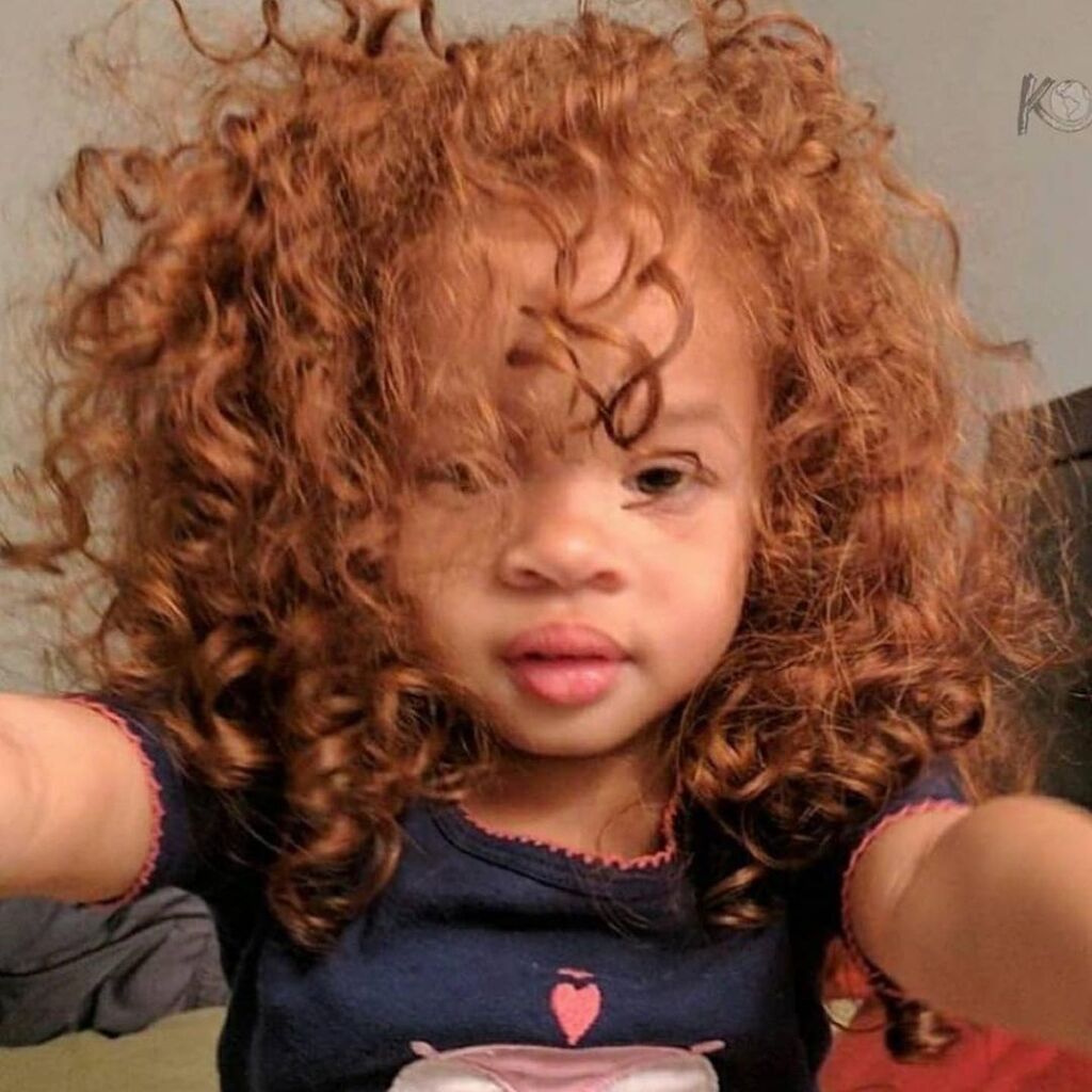 Αυτές τις φωτογραφίες με σγουρομάλλικα παιδιά θα τις λατρέψετε