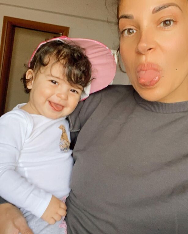 Ελένη Χατζίδου: Τι έκανε η κόρη της όταν άκουσε το νέο της τραγούδι; (vid)