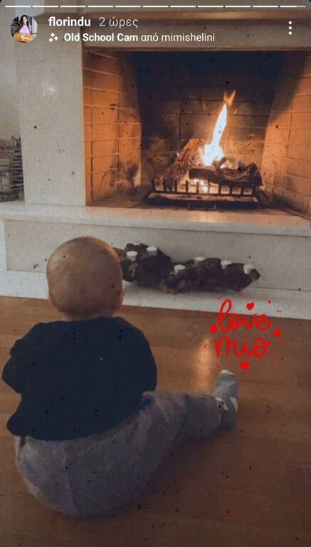 Φλορίντα Πετρουτσέλι: Φωτογραφίζει τον 8 μηνών γιο της μπροστά απ'το τζάκι