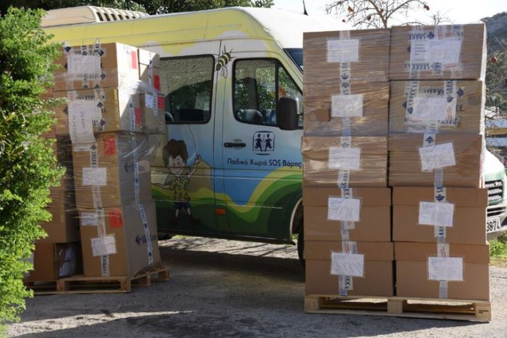 Στιγμιότυπο από την παράδοση του ρουχισμού στο Παιδικό Χωριό SOS Βάρης