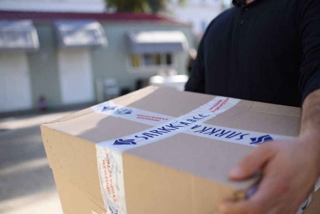 Στιγμιότυπο από την παράδοση ρουχισμού στο Χατζηκυριάκειο Ίδρυμα Παιδικής Προστασίας