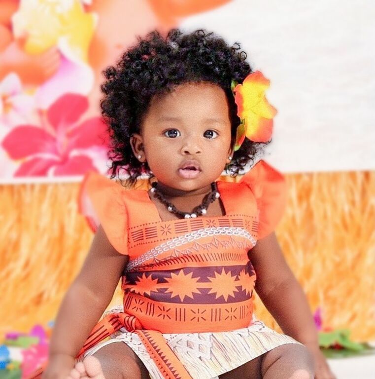 Αυτή η 4χρονη έβγαλε το δικό της τραγούδι και έγινε viral (pics & vid)