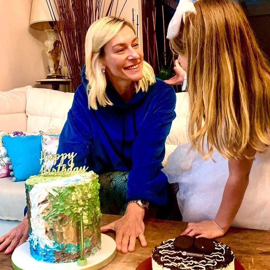 Είμαι πλήρης! Ξεχειλίζω από αγάπη από παντού, οικογένεια-φίλους-συνεργάτες- ανθρώπους που δεν με γνωρίζουν προσωπικά αλλά μου στέλνουν την καλή τους ενέργεια! Η ζωη δεν παύει να με εκπλήσσει γι αυτούς που έρχονται ή φεύγουν και χαίρομαι που ειναι σοφότερη