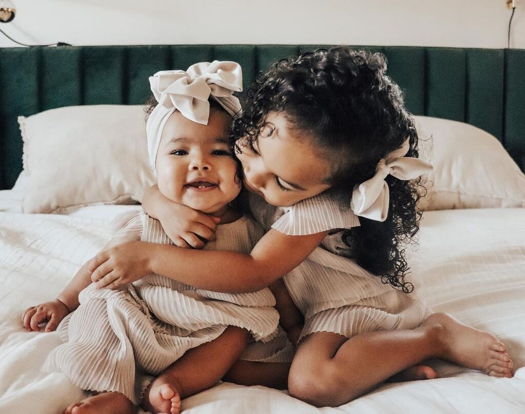 Αδερφούλες ποζάρουν στον φωτογραφικό φακό και είναι αξιολάτρευτες