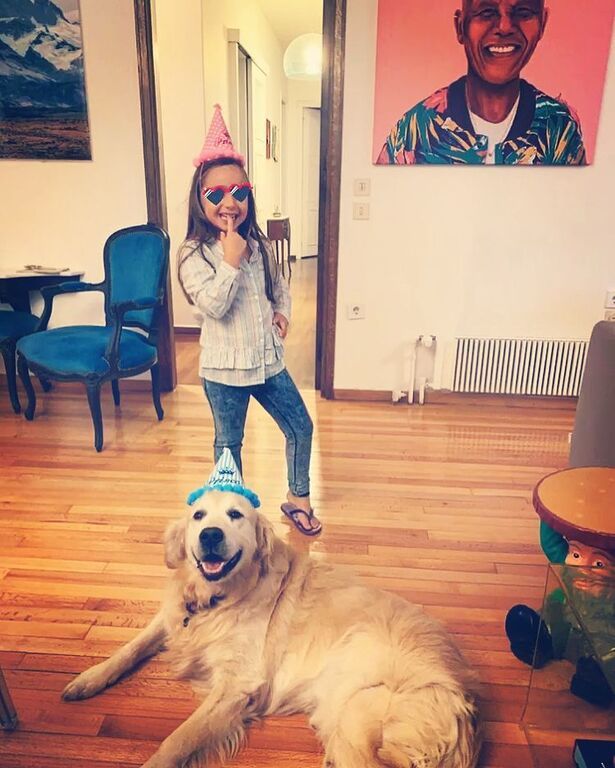 Κόρη Ελληνίδας δημοσιογράφου μπήκε στην κουζίνα κι έφτιαξε muffins