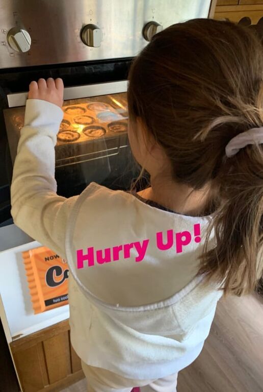 Κόρη Ελληνίδας δημοσιογράφου μπήκε στην κουζίνα κι έφτιαξε muffins