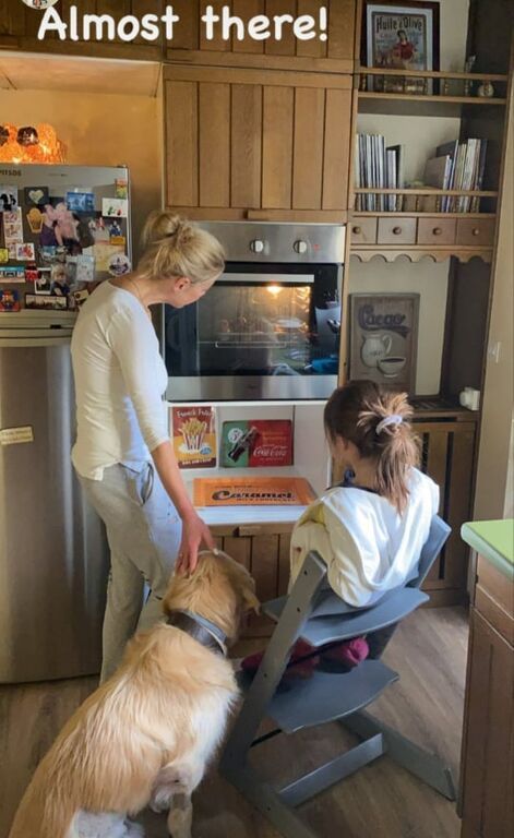 Κόρη Ελληνίδας δημοσιογράφου μπήκε στην κουζίνα κι έφτιαξε muffins