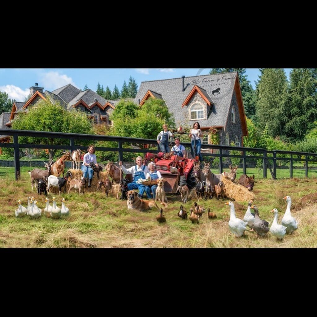 Κοντά στη φύση: Οικογένειες φωτογραφίζονται στη φάρμα με τα ζώα τους 