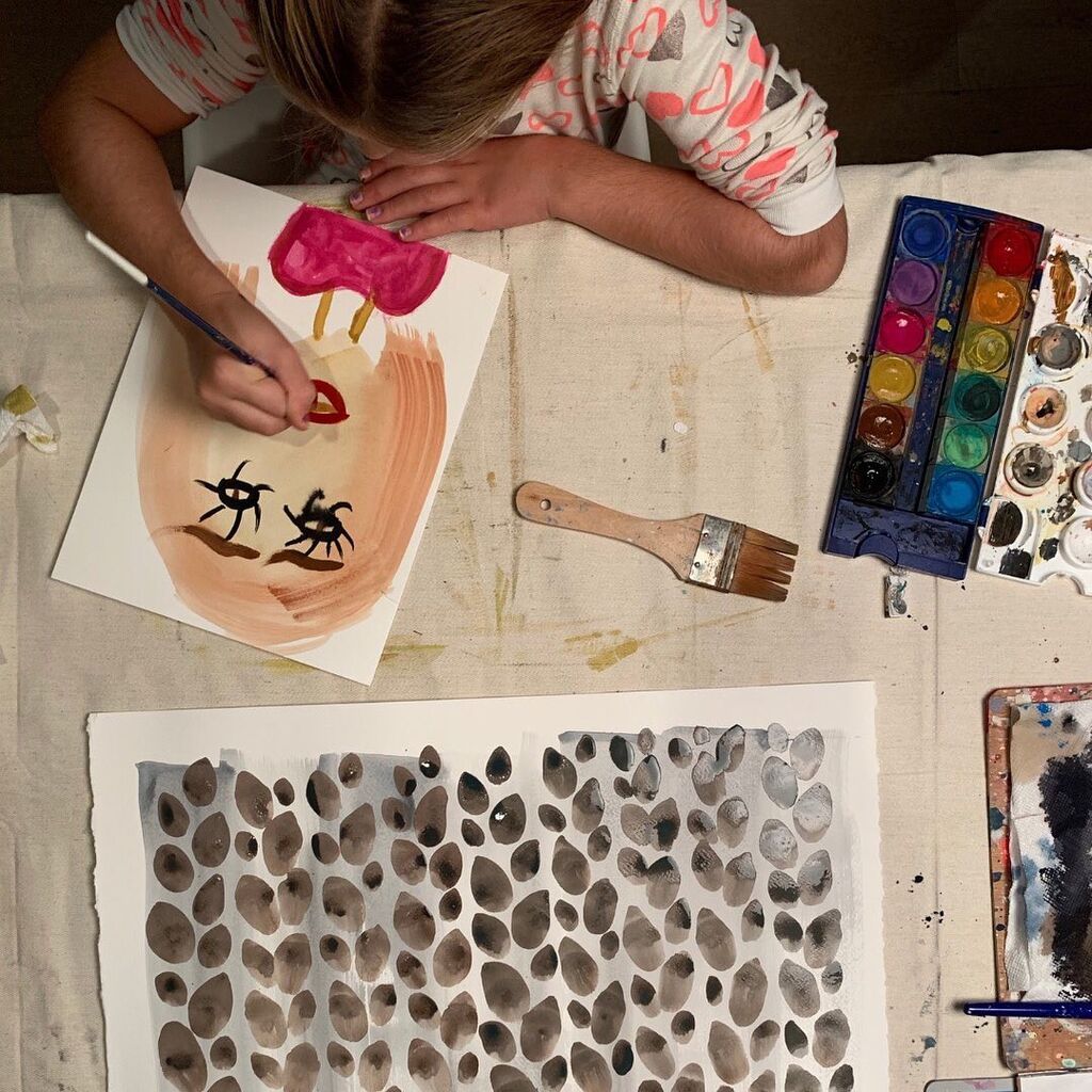 To 9χρονο κοριτσάκι που σχεδιάζει ταπετσαρίες τοίχου με τα δάχτυλά της