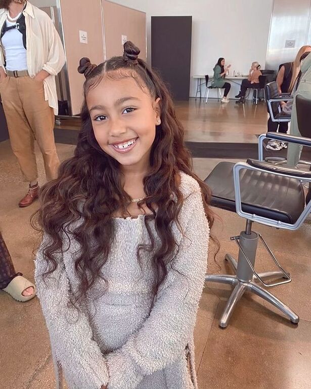 Το βασικό για να πετύχετε αυτό το look είναι να επιλέξετε neutral αποχρώσεις και μαλακά υφάσματα σε όλα τα κομμάτια του συνόλου