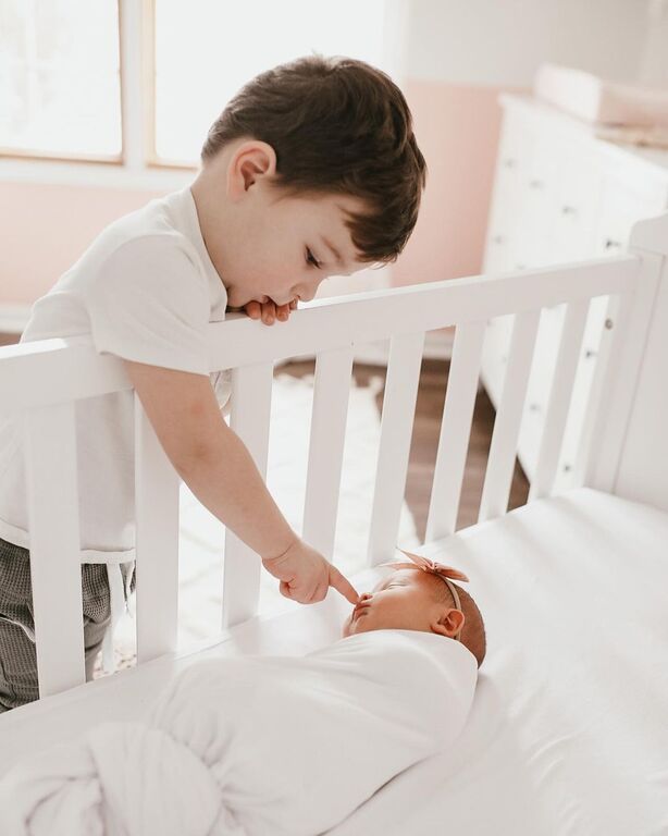 Μαμά φωτογραφίζει το νεογέννητο μωρό με τον γιο της & το διαδίκτυο λιώνει 