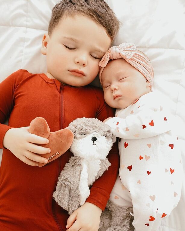 Μαμά φωτογραφίζει το νεογέννητο μωρό με τον γιο της & το διαδίκτυο λιώνει 