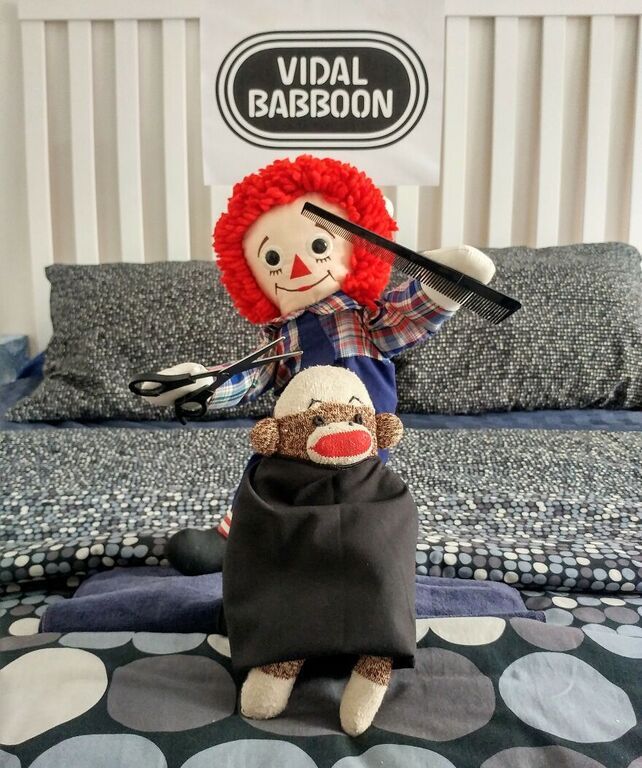 Μπαμπάς τραβάει χιουμοριστικές φωτογραφίες με το κουκλάκι του γιου του