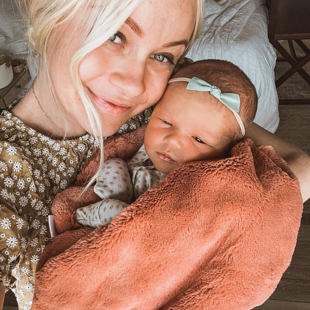 Οι φωτογραφίες μιας μαμάς με τις τρεις κόρες έχουν ενθουσιάσει το διαδίκτυο