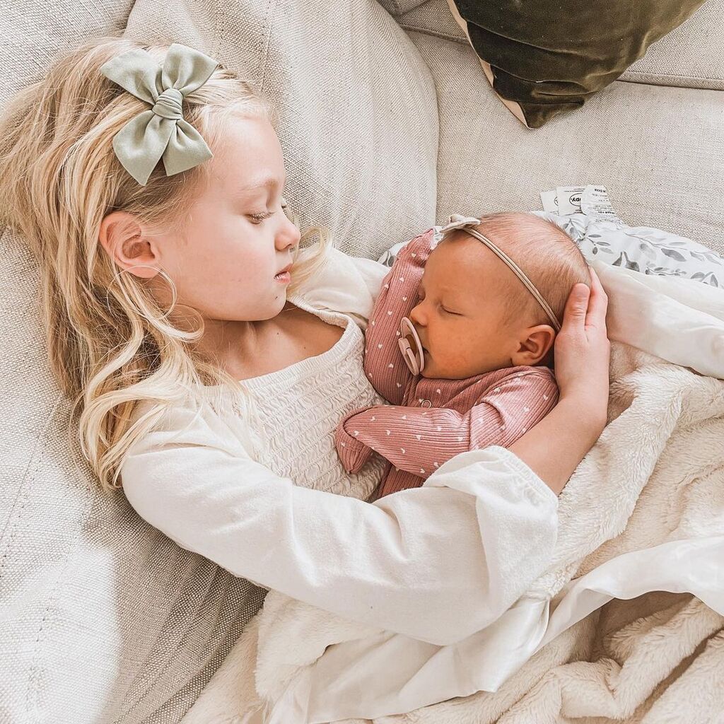 Οι φωτογραφίες μιας μαμάς με τις τρεις κόρες έχουν ενθουσιάσει το διαδίκτυο