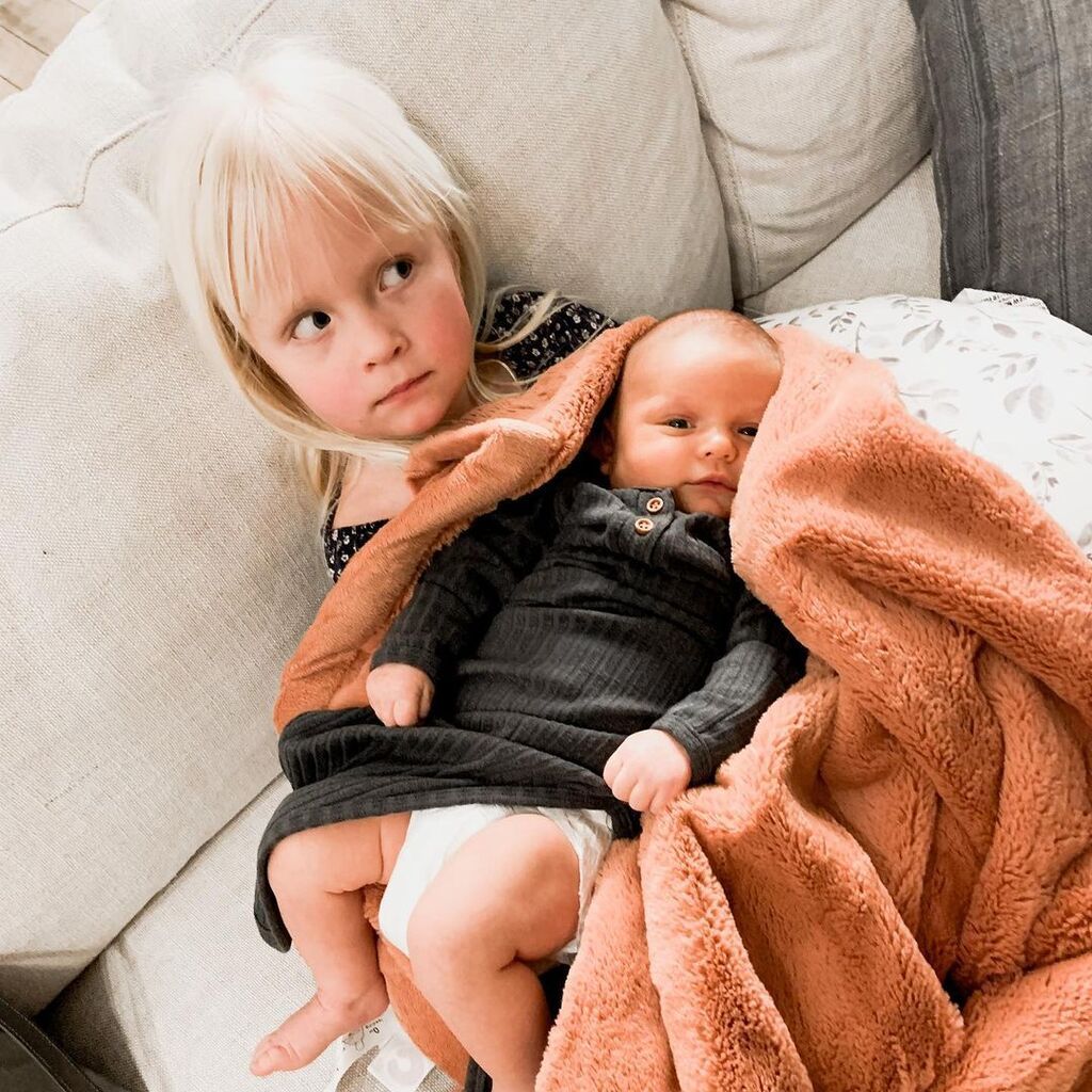 Οι φωτογραφίες μιας μαμάς με τις τρεις κόρες έχουν ενθουσιάσει το διαδίκτυο