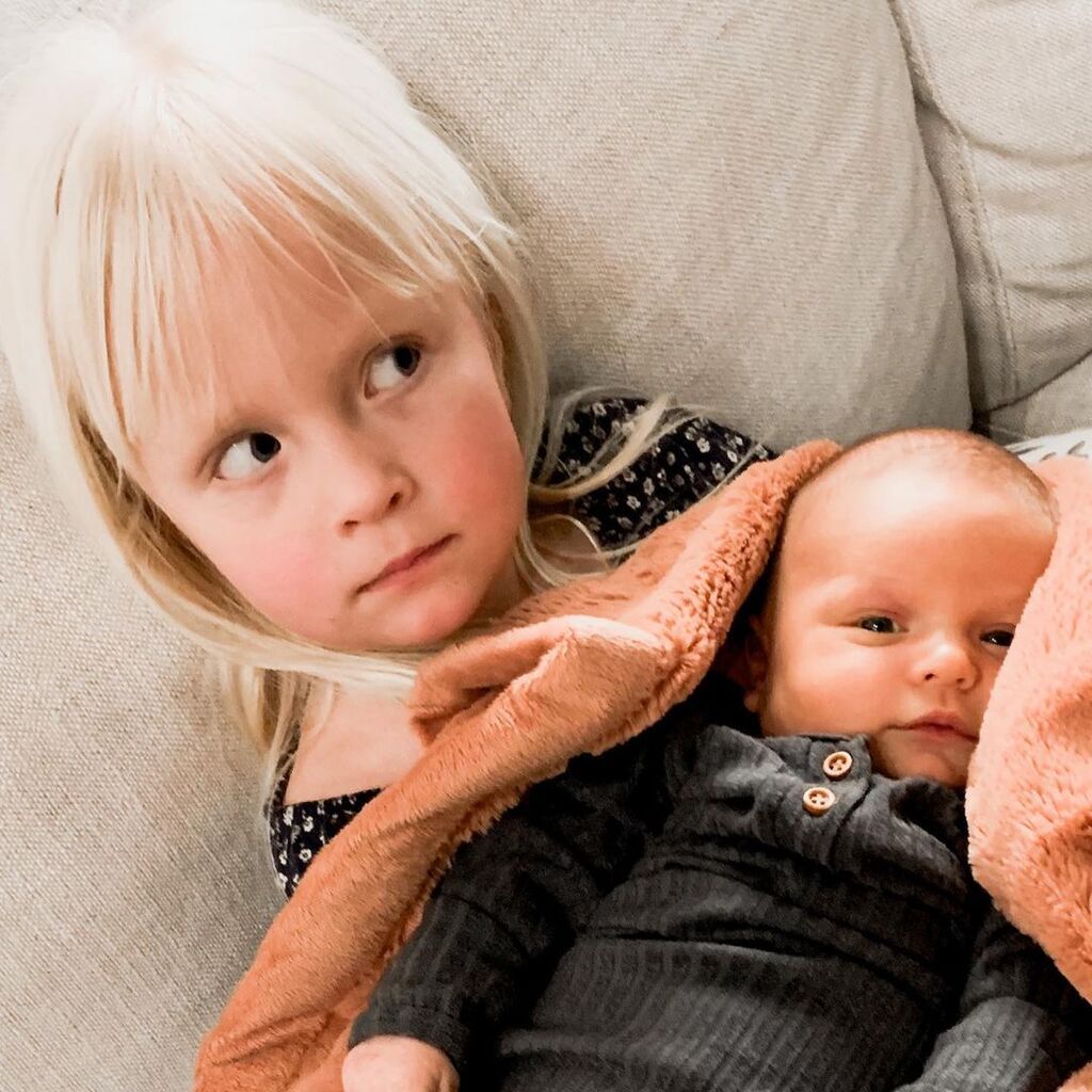 Οι φωτογραφίες μιας μαμάς με τις τρεις κόρες έχουν ενθουσιάσει το διαδίκτυο